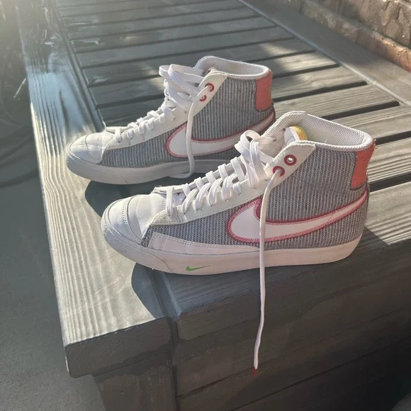 Nike Red and Gray Athletic Shoes with Retro Design Nike Dunk Low Retro Medium Grey Varsity Red UNLV (GS) 2021  main image 4